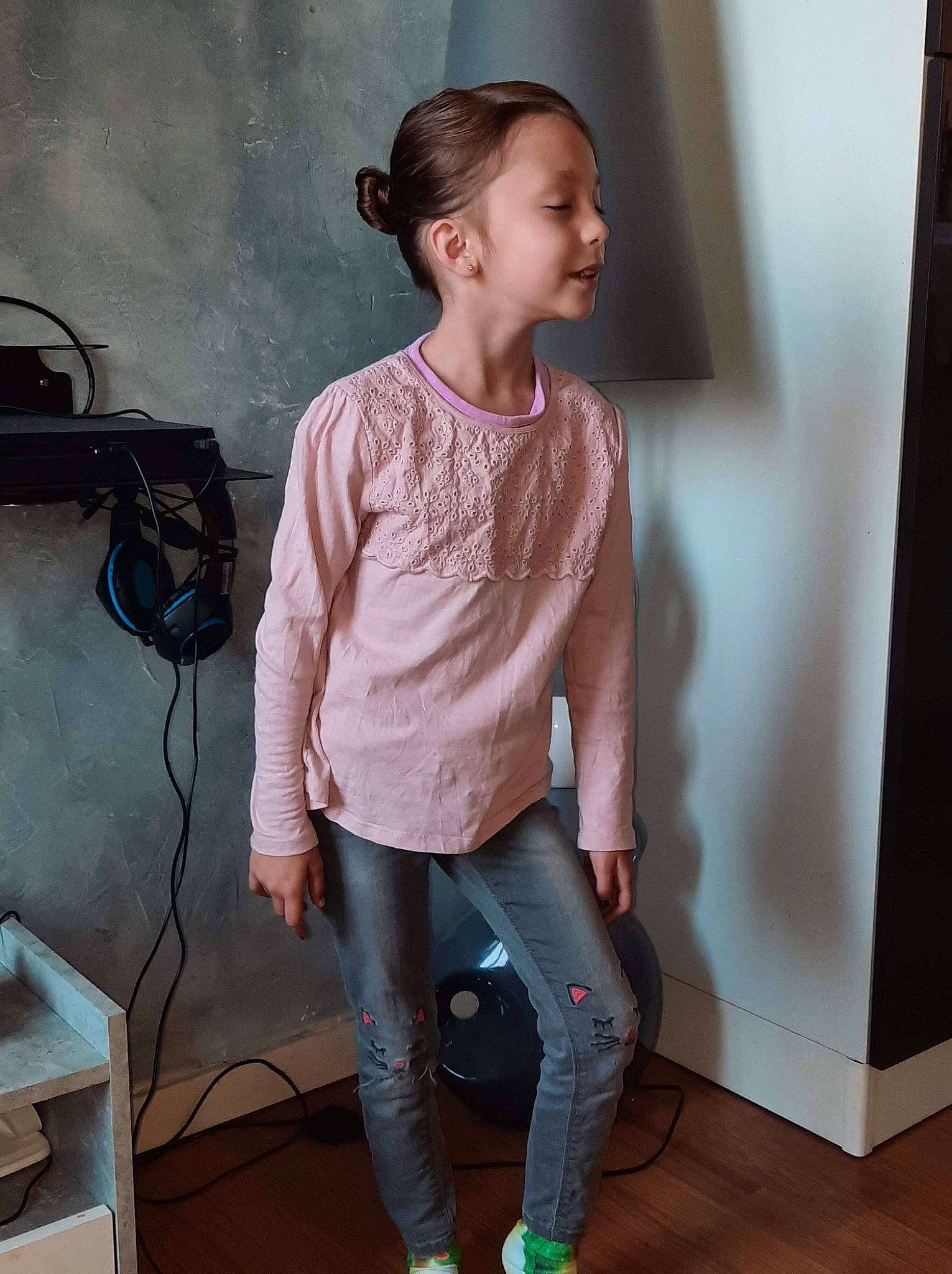 Florya participe au concours pour gagner de l'argent avec cette photo : audio_equipment, denim, electric_blue, event, fashion_design, flooring, fun, hairstyle, jeans, joint, knee, long_hair, person, shoulder, sleeve, sportswear, street_fashion, t_shirt, thigh, trunk