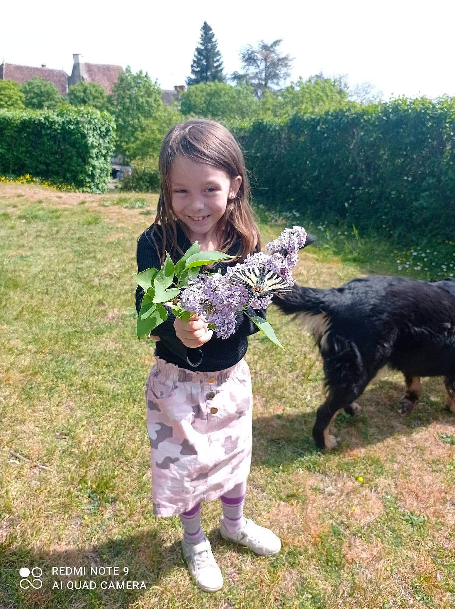 Florya participe au concours pour gagner de l'argent avec cette photo : boot, carnivore, dog_breed, fun, goat, goats, grass, grassland, happy, joy, landscape, livestock, people_in_nature, person, plant, recreation, sky, smile, soil, toddler