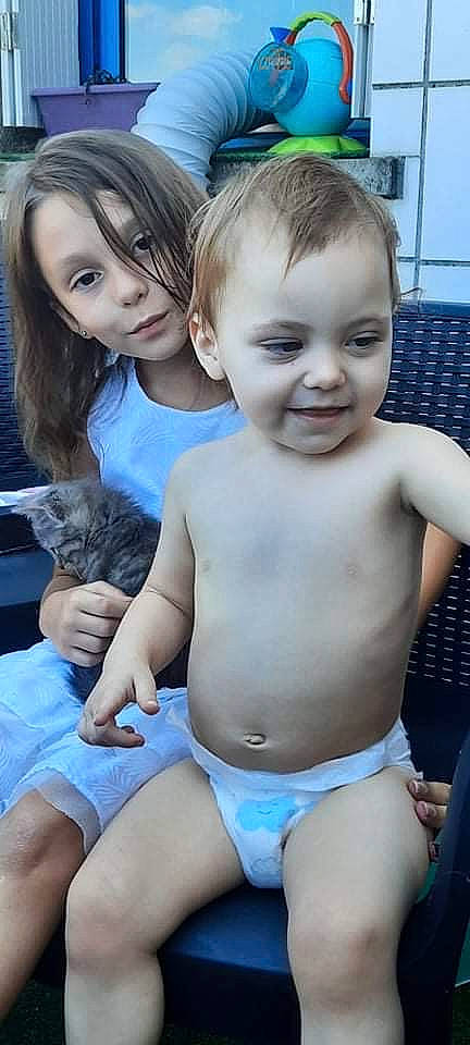 Florya participe au concours pour gagner de l'argent avec cette photo : blue, eye, face, facial_expression, finger, hair, hairstyle, happy, head, iris, joy, muscle, organ, person, photograph, shoulder, skin, smile, standing, thigh