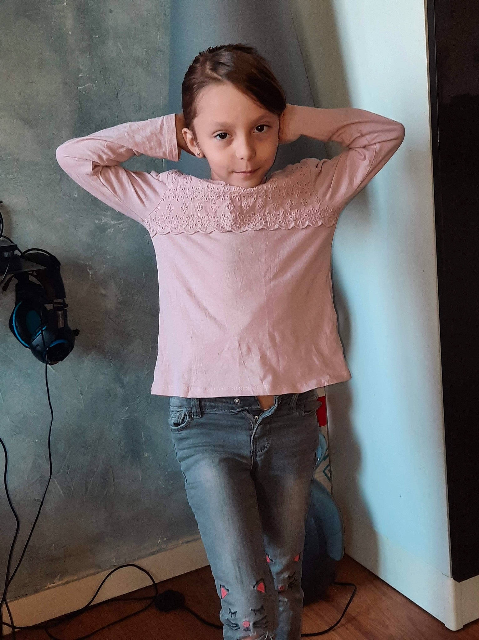 Florya a rejoint le concours — aidez-le/la à gagner de superbes lots ! cool, elbow, fashion, flash_photography, gesture, human_body, joint, knee, leg, long_hair, neck, person, shoulder, sleeve, sportswear, standing, t_shirt, textile, thigh, trunk