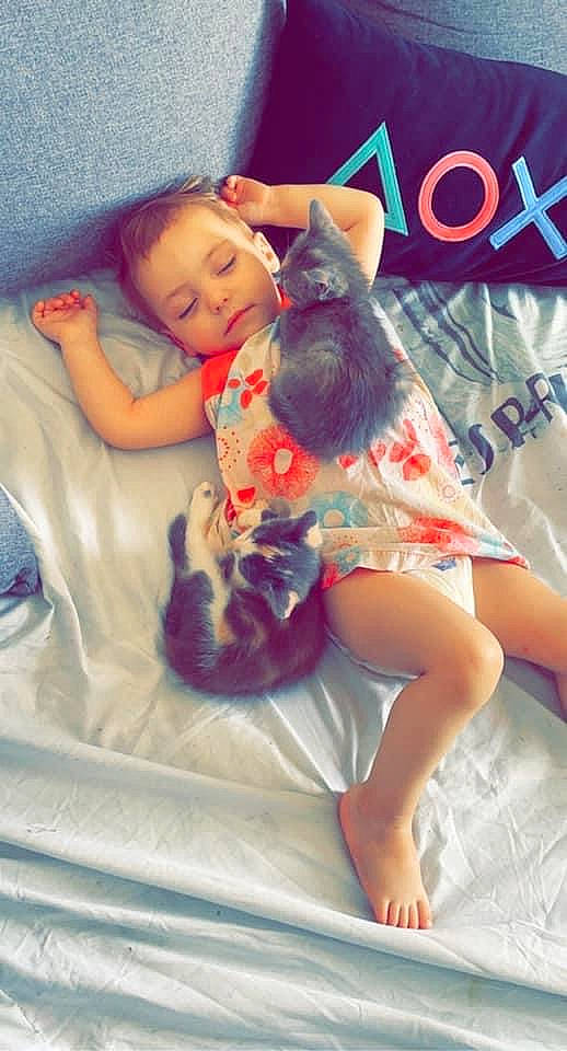 Mina participe au concours pour gagner de l'argent avec cette photo : baby, baby_toddler_clothing, comfort, face, finger, fun, hand, happy, human_leg, lap, leg, leisure, pattern, person, sitting, skin, sleeve, t_shirt, textile, thigh