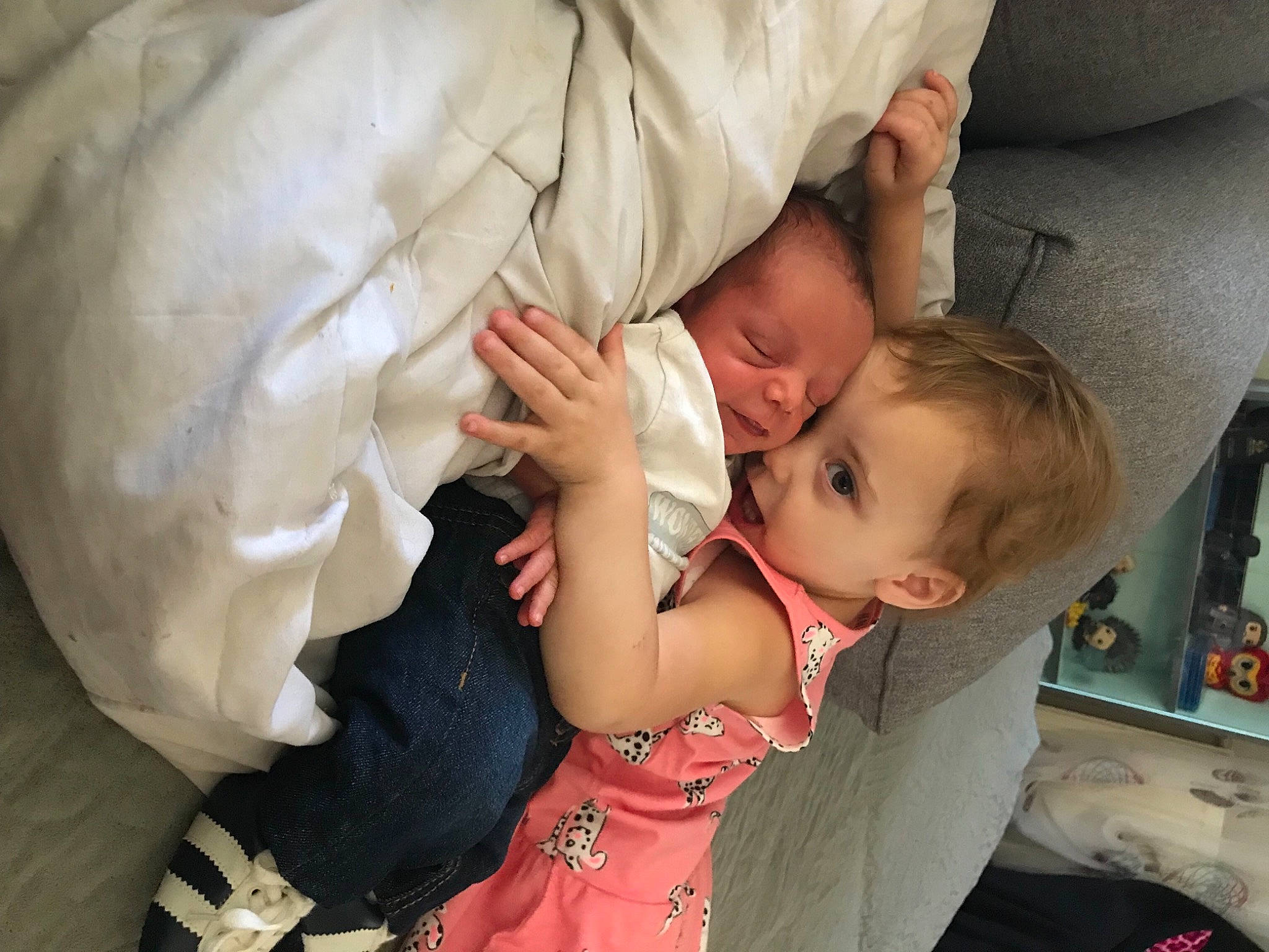 Mina a rejoint le concours — aidez-le/la à gagner de superbes lots ! abdomen, baby, baby_products, baby_toddler_clothing, cheek, child, comfort, event, facial_expression, finger, gesture, hairstyle, happy, interaction, mouth, nail, person, room, sitting, skin