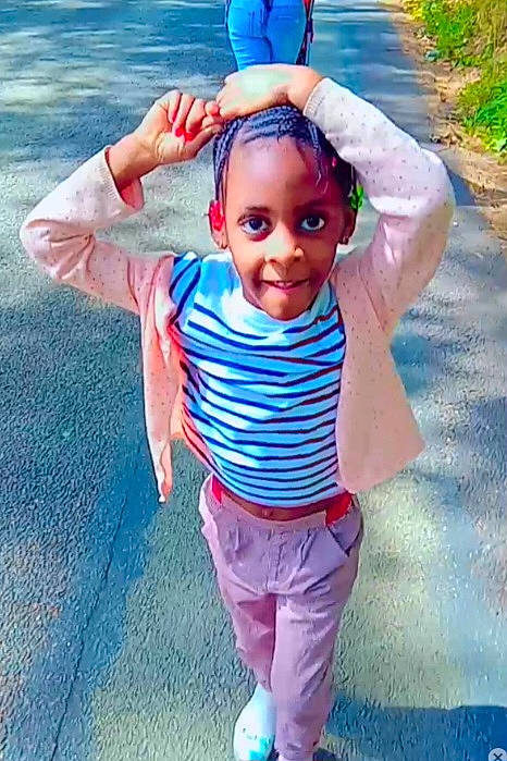 Emmanuella participe au concours pour gagner de l'argent avec cette photo : arm, baby, baby_toddler_clothing, blue, cool, face, facial_expression, gesture, grass, green, hand, happy, head, joy, leisure, person, photograph, pink, plant, sleeve