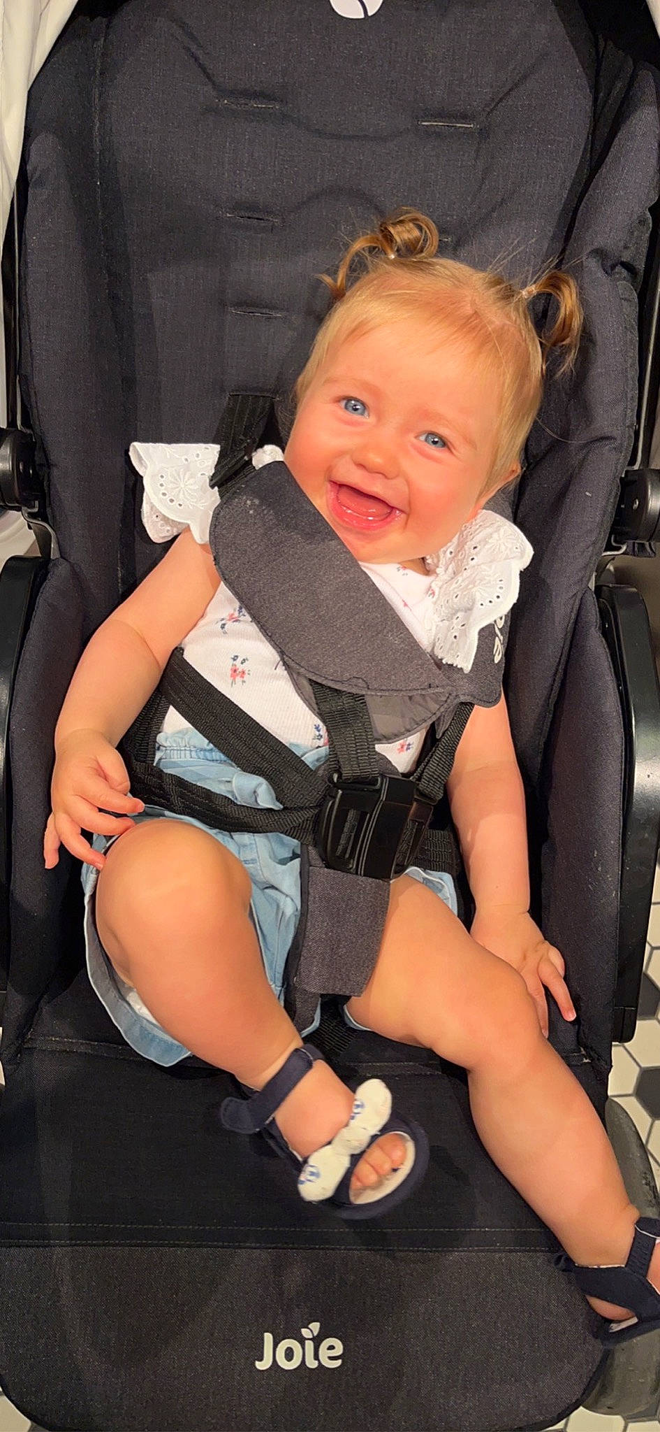 Elif participe au concours pour gagner de l'argent avec cette photo : auto_part, baby, baby_carriage, baby_products, baby_toddler_clothing, car_seat, chair, child, comfort, face, human_leg, knee, lap, leg, person, sitting, smile, sock, thigh, thumb