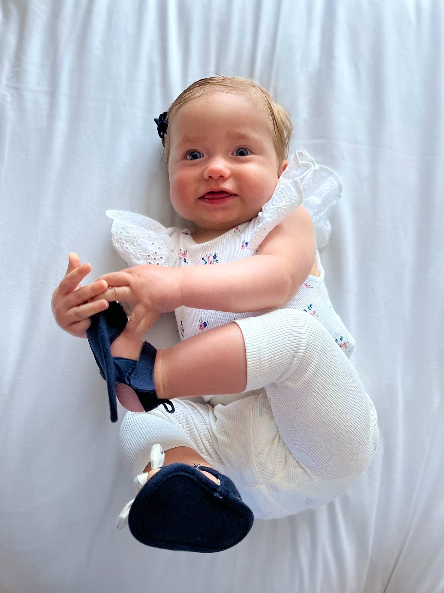 Elif a rejoint le concours — aidez-le/la à gagner de superbes lots ! baby, baby_products, baby_toddler_clothing, comfort, elbow, flash_photography, gesture, happy, human_leg, knee, lip, person, pink, sitting, skin, sleeve, smile, thigh, thumb, toddler