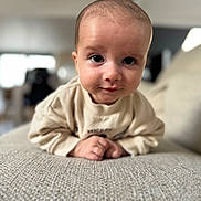 Arthur a rejoint le concours — aidez-le/la à gagner de superbes lots ! baby, infant, face, eyes, couch, texture, clothing, sleeves, hands, skin, expression, portrait, indoor, soft_light, focus, child, cute, young, smile, person