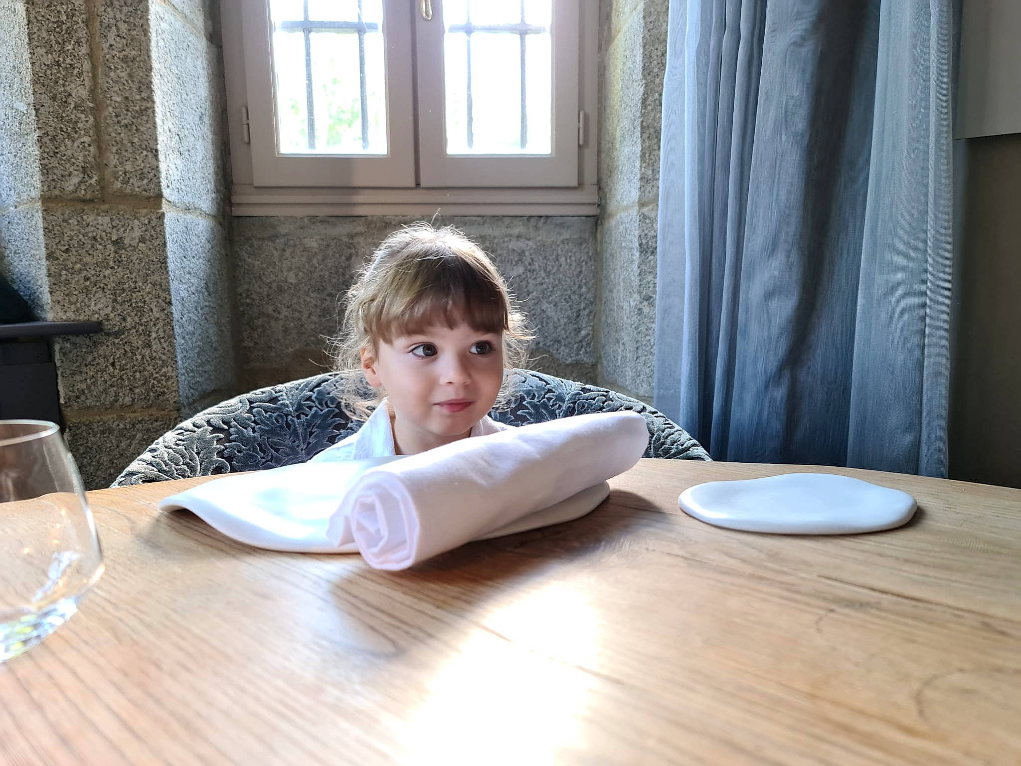 Rose a rejoint le concours — aidez-le/la à gagner de superbes lots ! comfort, curtain, dishware, drinkware, floor, flooring, furniture, hardwood, interior_design, linens, person, plate, rectangle, serveware, table, tableware, textile, varnish, window, wine_glass