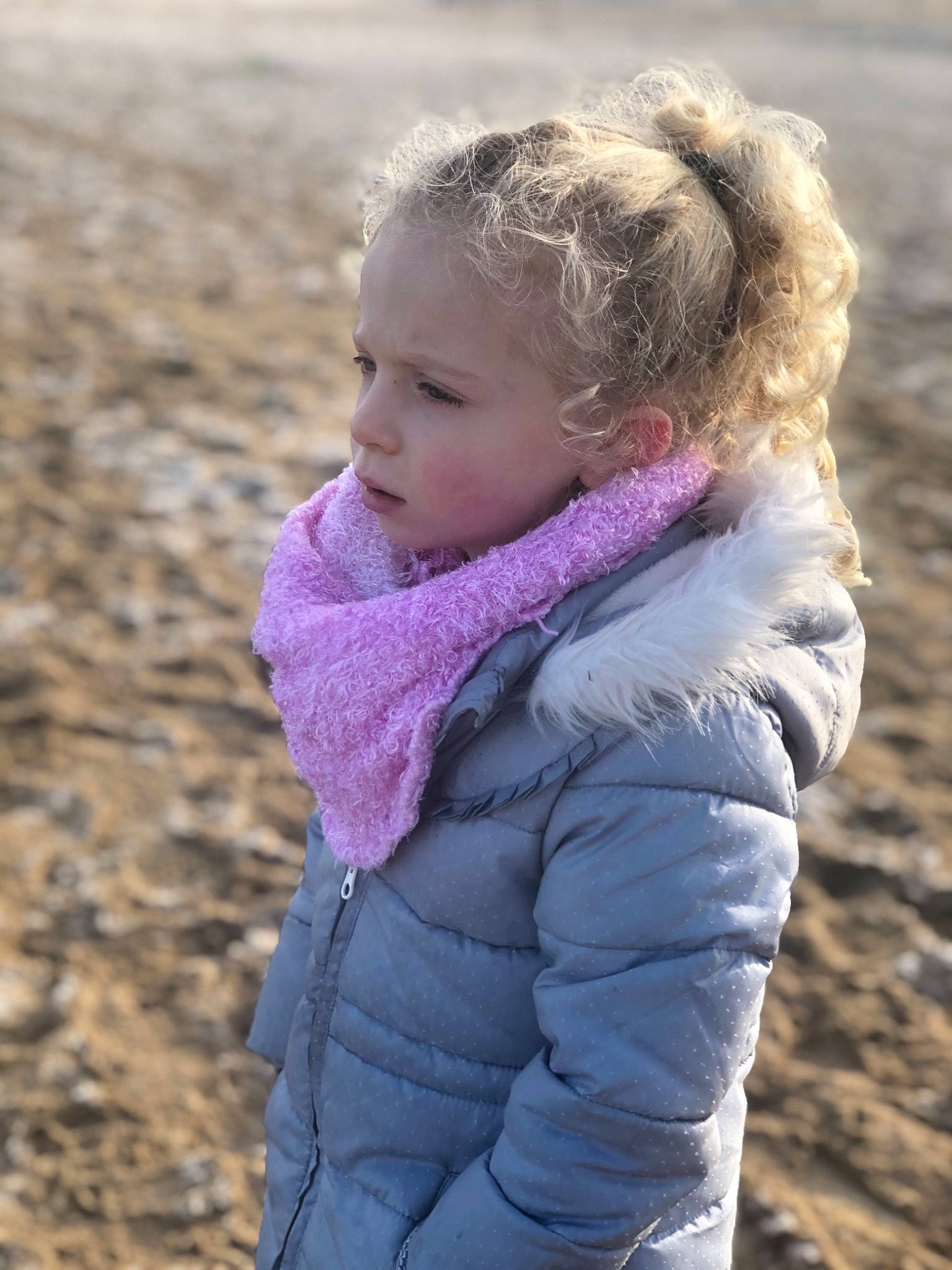 Victoire a rejoint le concours — aidez-le/la à gagner de superbes lots ! body_of_water, clothing, coast, daytime, eye, face, fun, grass, hair, head, human, jacket, lip, nature, people, person, product, sand, sitting, vertebrate