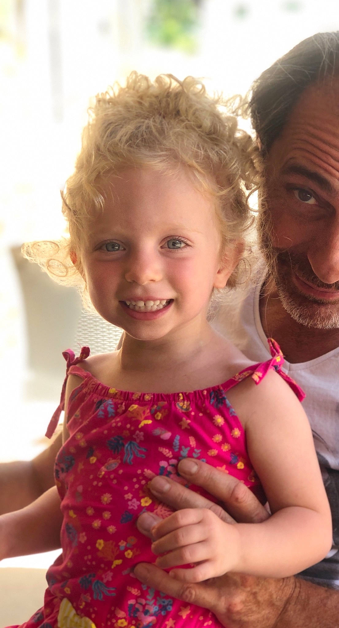 Victoire a rejoint le concours — aidez-le/la à gagner de superbes lots ! baby_toddler_clothing, blond, child, day_dress, dress, eye, face, facial_expression, finger, hair_accessory, happy, head, iris, joy, love, mouth, nail, nose, person, skin