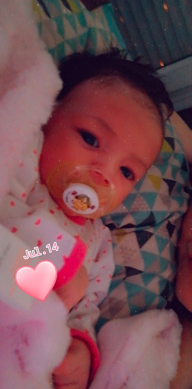 Inaëlla a rejoint le concours — aidez-le/la à gagner de superbes lots ! baby, baby_toddler_clothing, cheek, child, comfort, ear, face, finger, happy, human_body, lip, mouth, nose, pattern, person, pink, product, skin, sleeve, textile