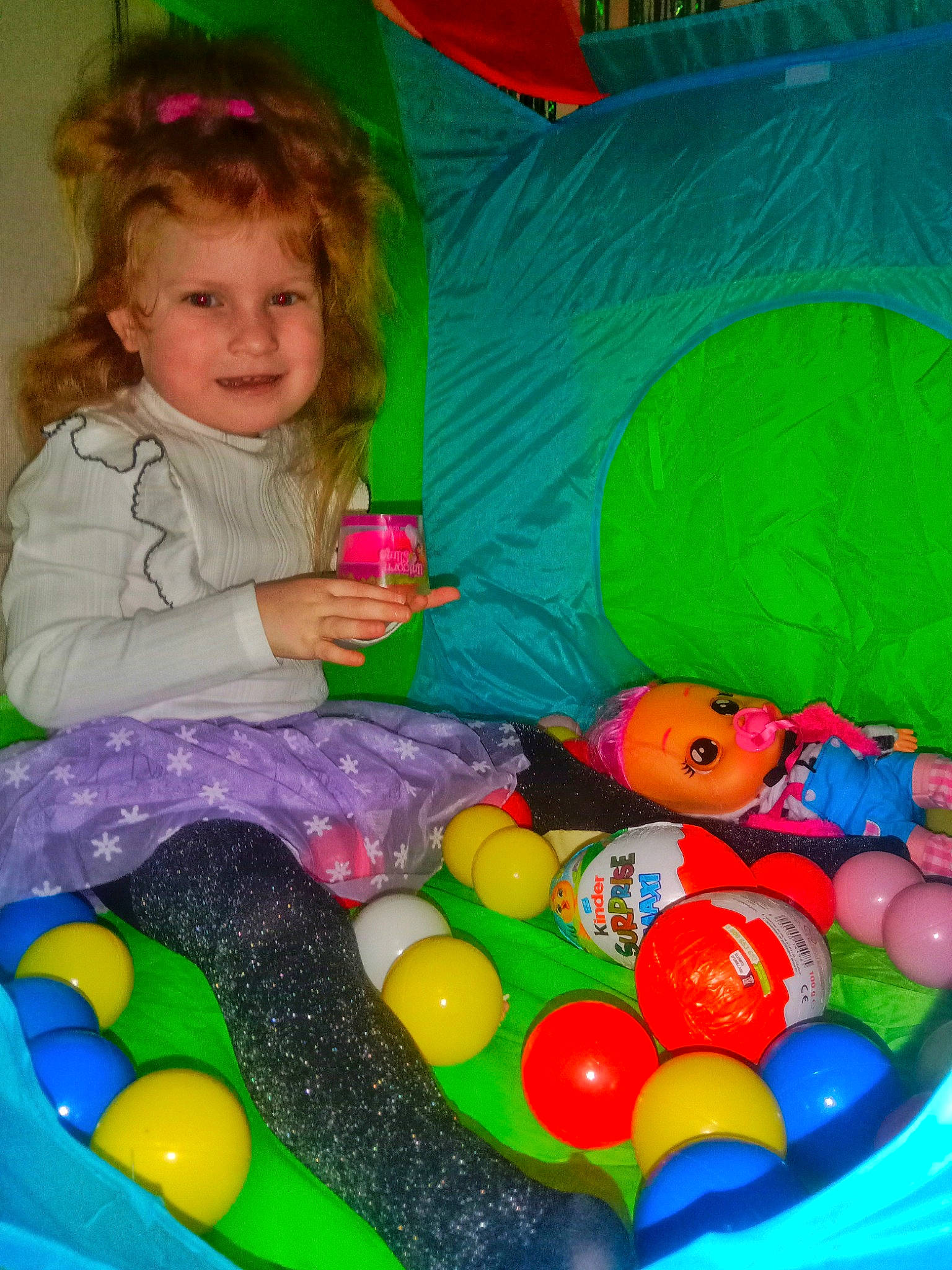 Ewelina participe au concours pour gagner de l'argent avec cette photo : baby_playing_with_toys, baby_toys, ball, ball_pit, child, event, fun, green, happy, joy, leisure, party, person, plastic, play, recreation, room, sitting, smile, toddler