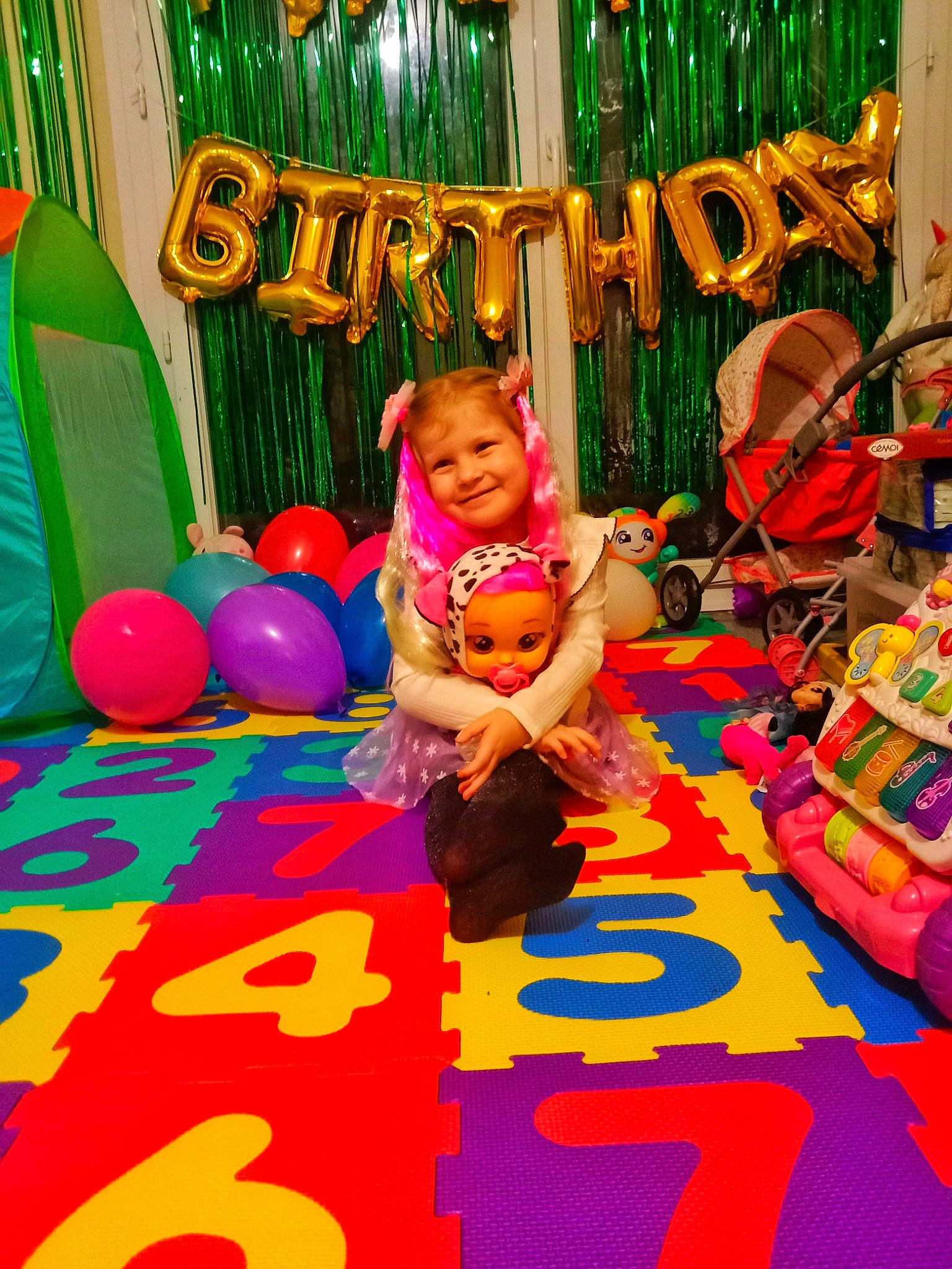 Ewelina a rejoint le concours — aidez-le/la à gagner de superbes lots ! amusement_park, baby, child, event, flooring, fun, green, happy, joy, leisure, magenta, nonbuilding_structure, party, party_supply, person, play, public_space, recreation, room, smile