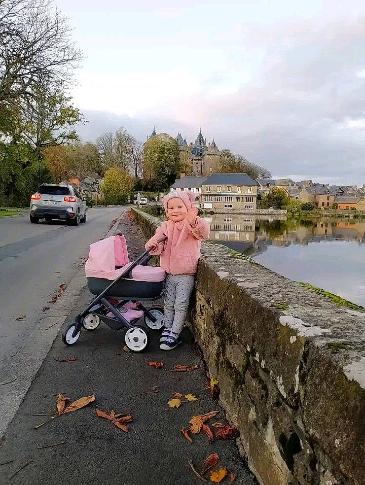 Ewelina participe au concours pour gagner de l'argent avec cette photo : asphalt, baby_carriage, car, cloud, headwear, joy, lake, motor_vehicle, people_in_nature, person, plant, road, road_surface, rolling, sidewalk, sky, tire, toddler, travel, tree