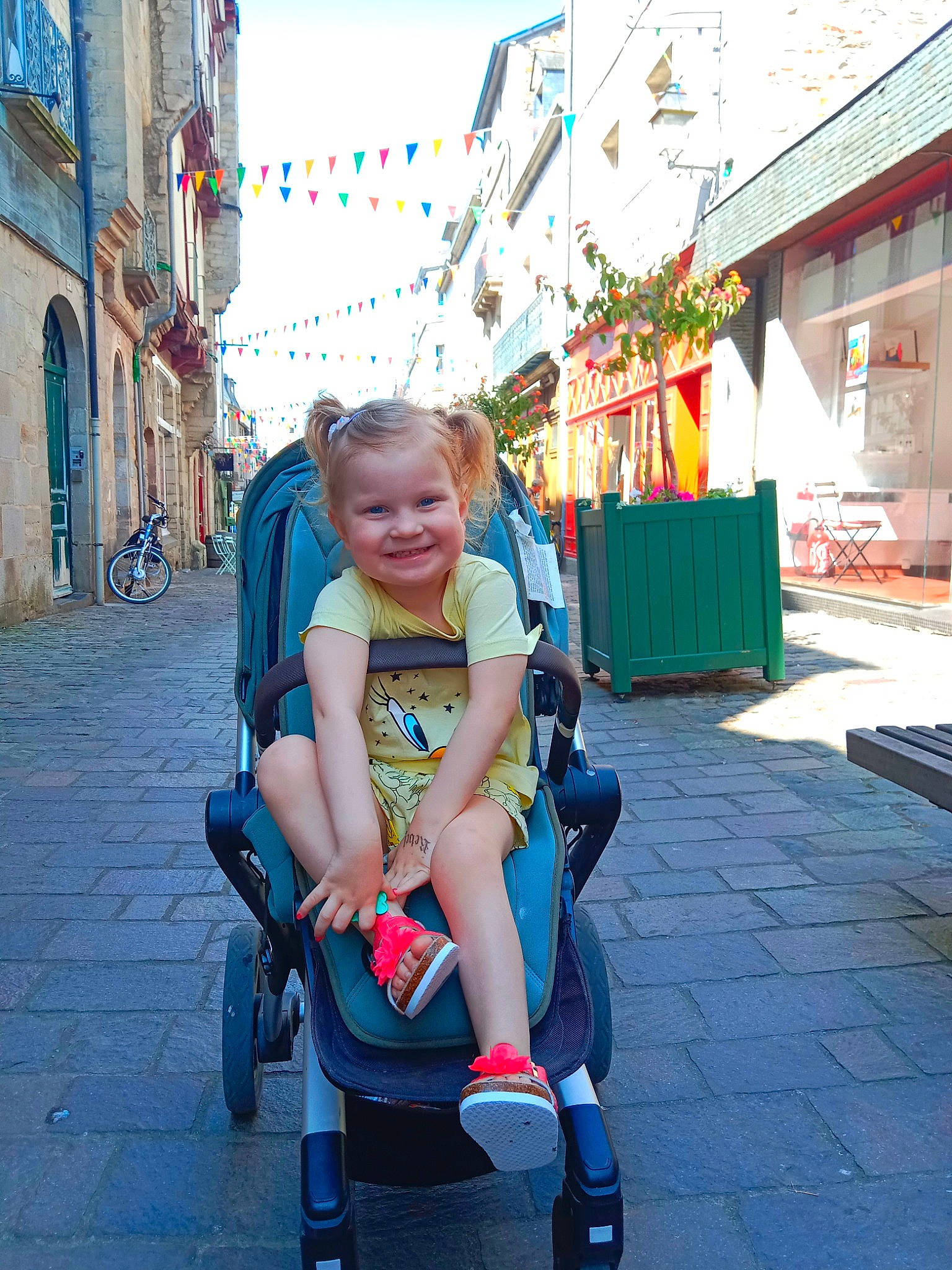 Ewelina participe au concours pour gagner de l'argent avec cette photo : baby_carriage, child, city, electric_blue, event, flooring, fun, happy, joy, leisure, person, recreation, sitting, sky, smile, street, tire, toddler, tourism, travel