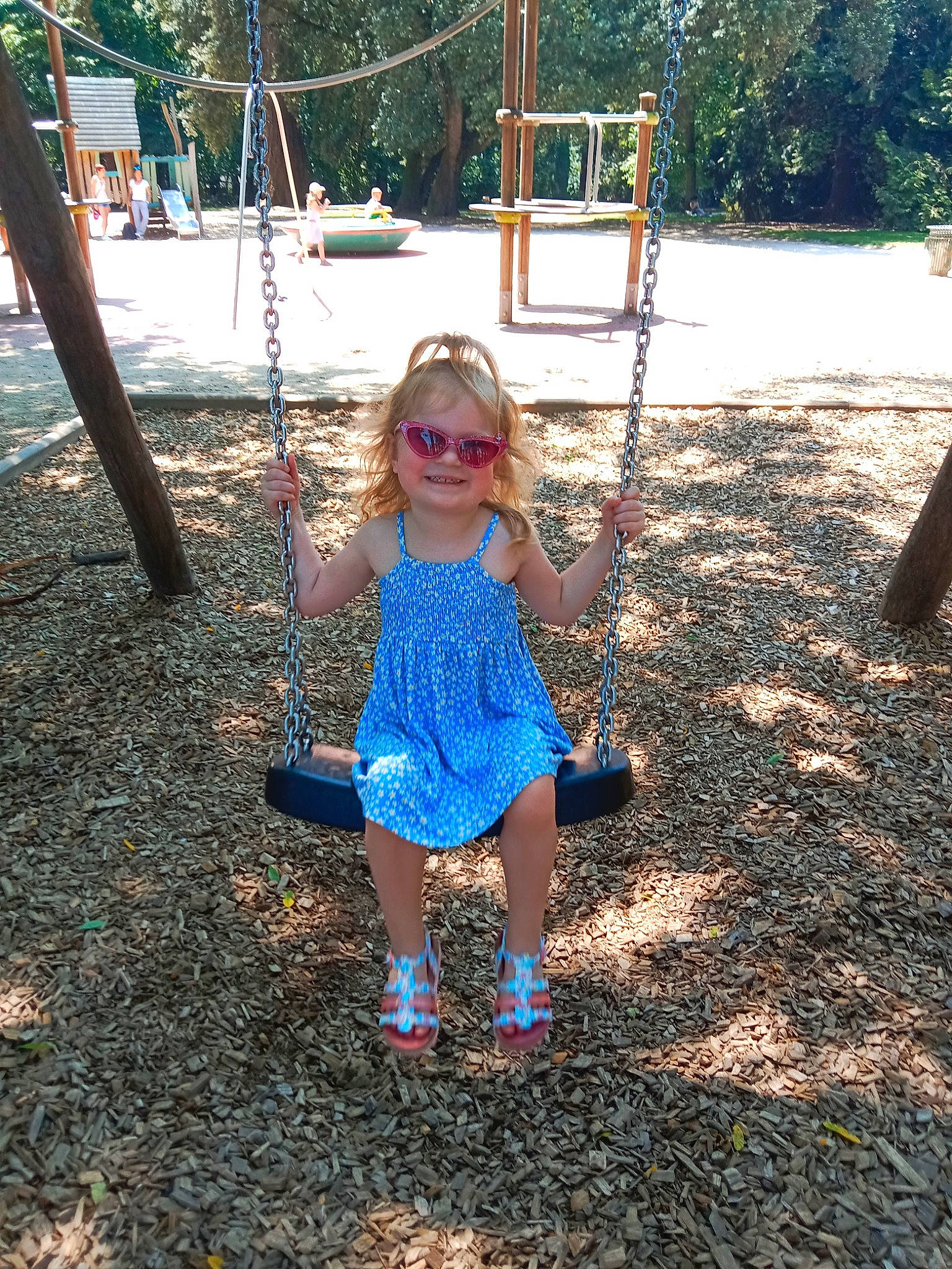 Ewelina a rejoint le concours — aidez-le/la à gagner de superbes lots ! baby_toddler_clothing, child, city, electric_blue, eyewear, fun, grass, happy, human_leg, joy, leisure, outdoor_play_equipment, pattern, people_in_nature, person, plant, play, playground, recreation, sunglasses