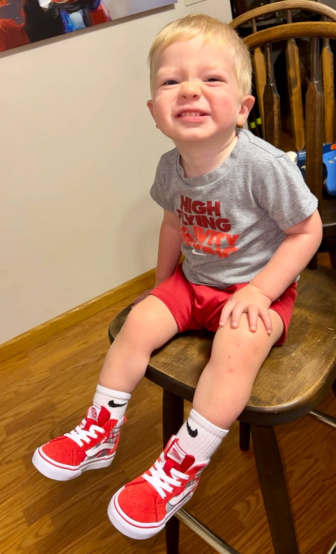Axel is registered to the contest to win money with this photo: baby, baby_toddler_clothing, carmine, chair, child, flooring, fun, human_leg, joy, knee, leg, person, shorts, sitting, sleeve, smile, sock, standing, t_shirt, thigh