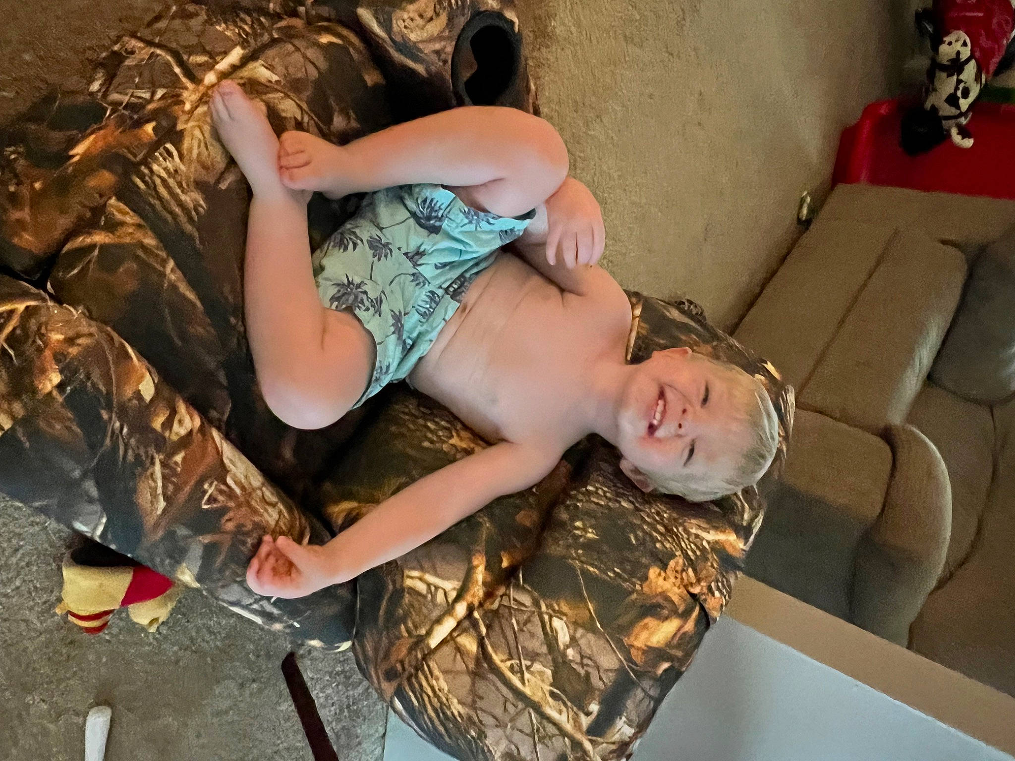 Axel is registered to the contest to win money with this photo: abdomen, black_hair, boot, camouflage, chest, elbow, fashion_design, flash_photography, flesh, human_leg, jewellery, joint, joy, knee, leg, military_camouflage, person, sandal, sitting, tattoo