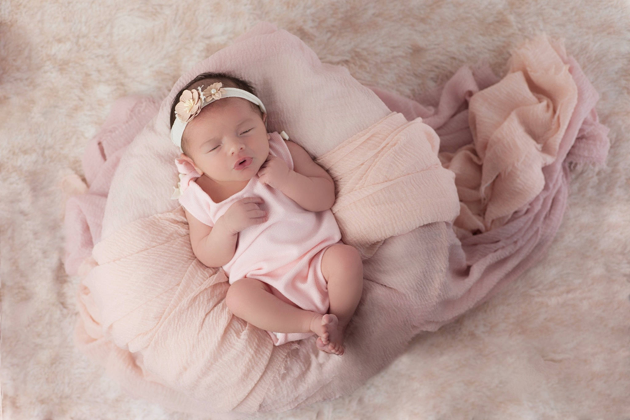 Joyce participe au concours pour gagner de l'argent avec cette photo : baby, baby_sleeping, baby_toddler_clothing, child, comfort, embellishment, eye, fashion_accessory, flash_photography, grass, hair_accessory, head, headband, headgear, headpiece, headwear, linens, person, pink, sitting