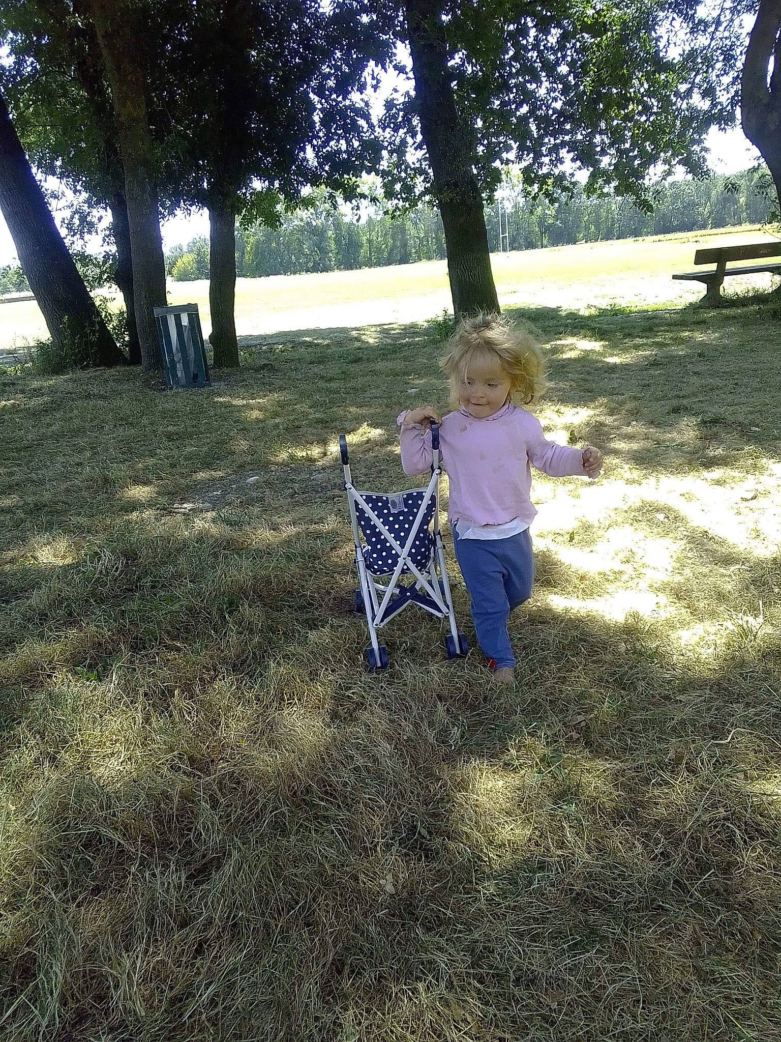 Shirley a rejoint le concours — aidez-le/la à gagner de superbes lots ! backyard, child, furniture, grass, joy, lawn, leaf, leisure, park, person, plant, recreation, sitting, toddler, tree, vehicle, yard