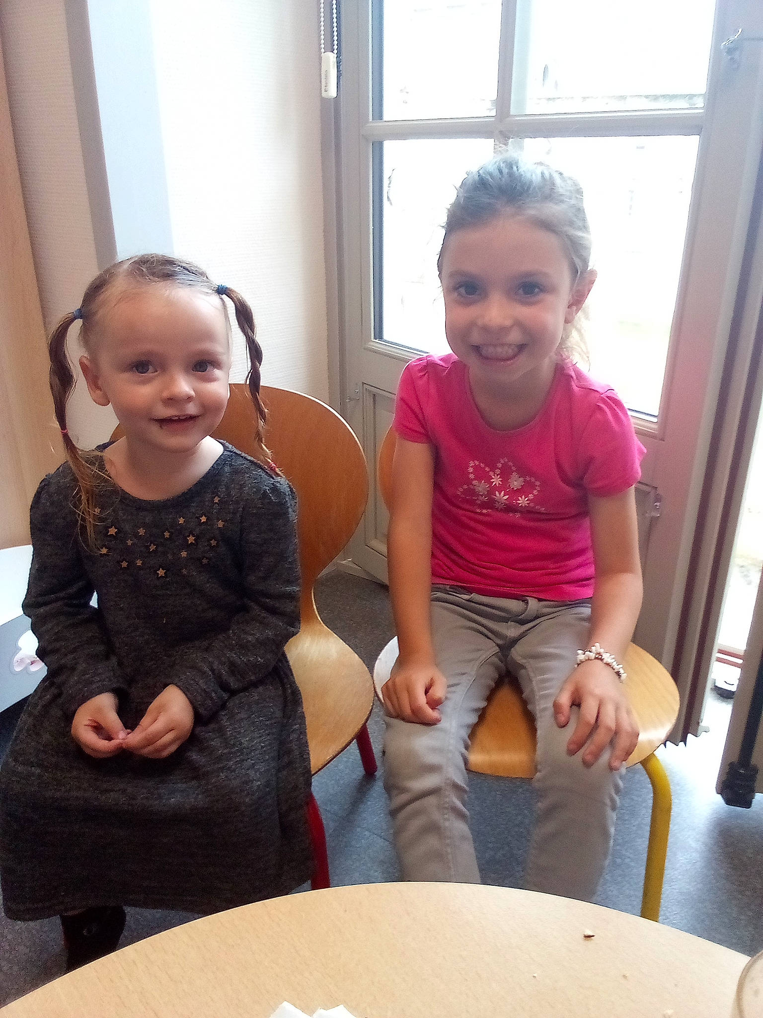 Shirley a rejoint le concours — aidez-le/la à gagner de superbes lots ! baby_toddler_clothing, black, chair, child, face, facial_expression, fun, hair, happy, head, human, joy, person, plate, sharing, skin, smile, standing, table, tableware