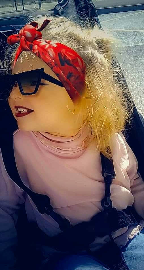 Shirley participe au concours pour gagner de l'argent avec cette photo : cool, ear, eye, eyewear, fashion_accessory, glasses, hair, hair_accessory, head, headgear, headpiece, headwear, lip, long_hair, mouth, person, personal_protective_equipment, photography, red_hair, selfie