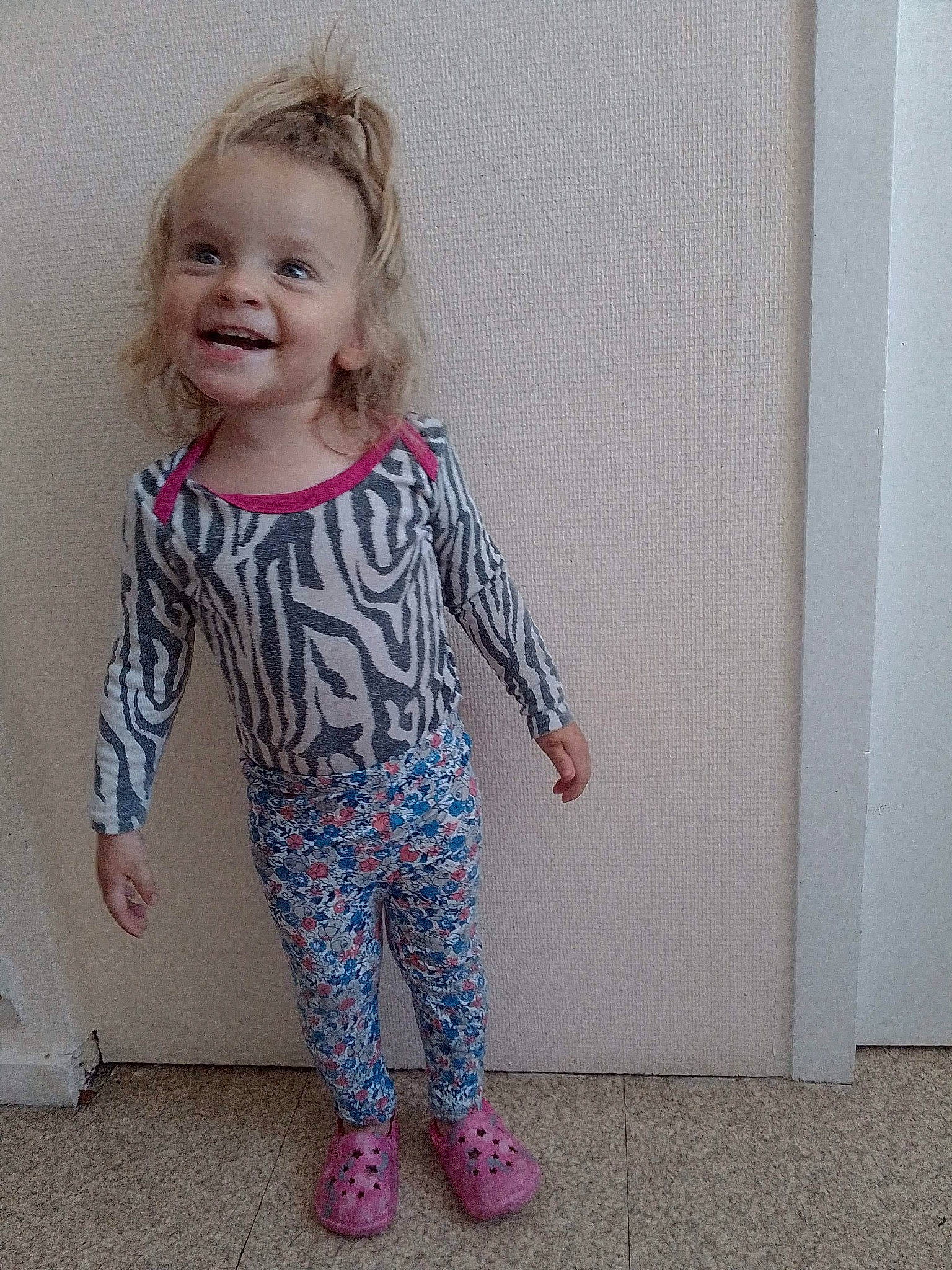 Shirley participe au concours pour gagner de l'argent avec cette photo : baby_toddler_clothing, child, clothing, dress, joy, leg, leggings, pajamas, pattern, person, sleeve, smile, sportswear, standing, tights, toddler