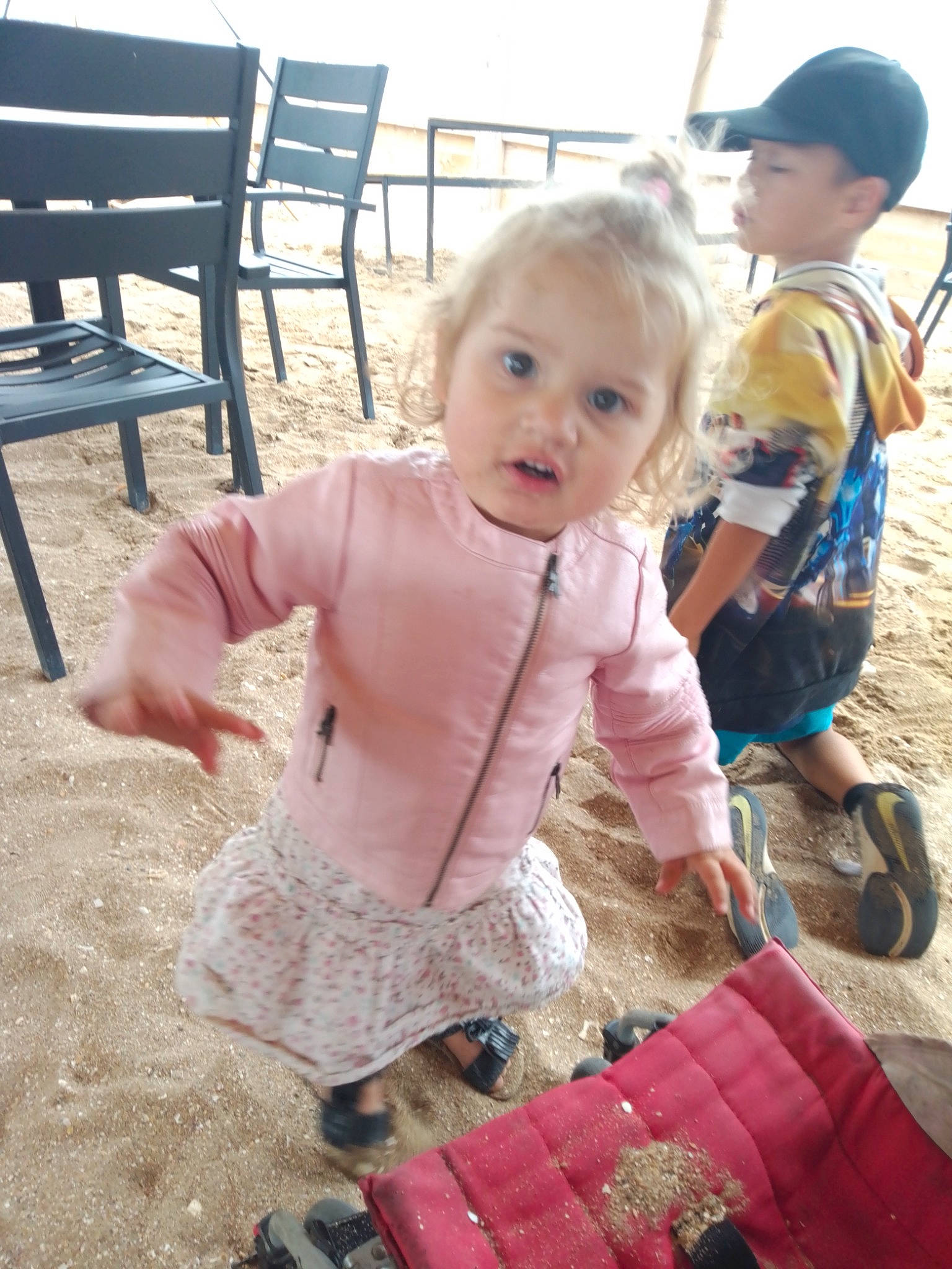 Lyana a rejoint le concours — aidez-le/la à gagner de superbes lots ! baby, baby_toddler_clothing, baseball_cap, cap, chair, child, fun, happy, hat, leisure, magenta, outdoor_furniture, person, pink, recreation, sand, sitting, skin, summer, toddler