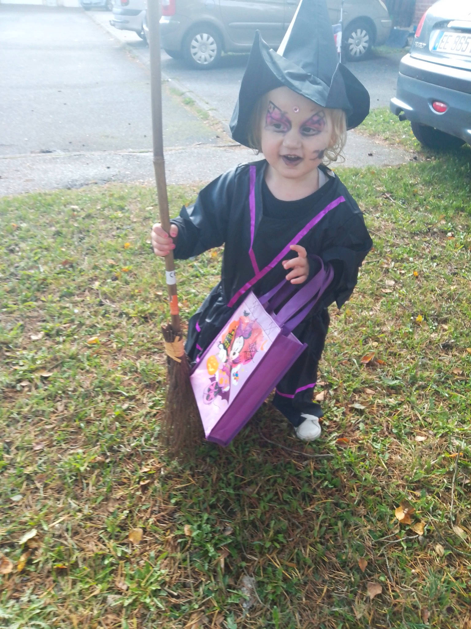 Lyana a rejoint le concours — aidez-le/la à gagner de superbes lots ! asphalt, automotive_exterior, automotive_tire, car, child, family_car, grass, hat, headwear, person, plant, recreation, soil, sunglasses, t_shirt, tire, toddler, tree, vehicle, vehicle_door