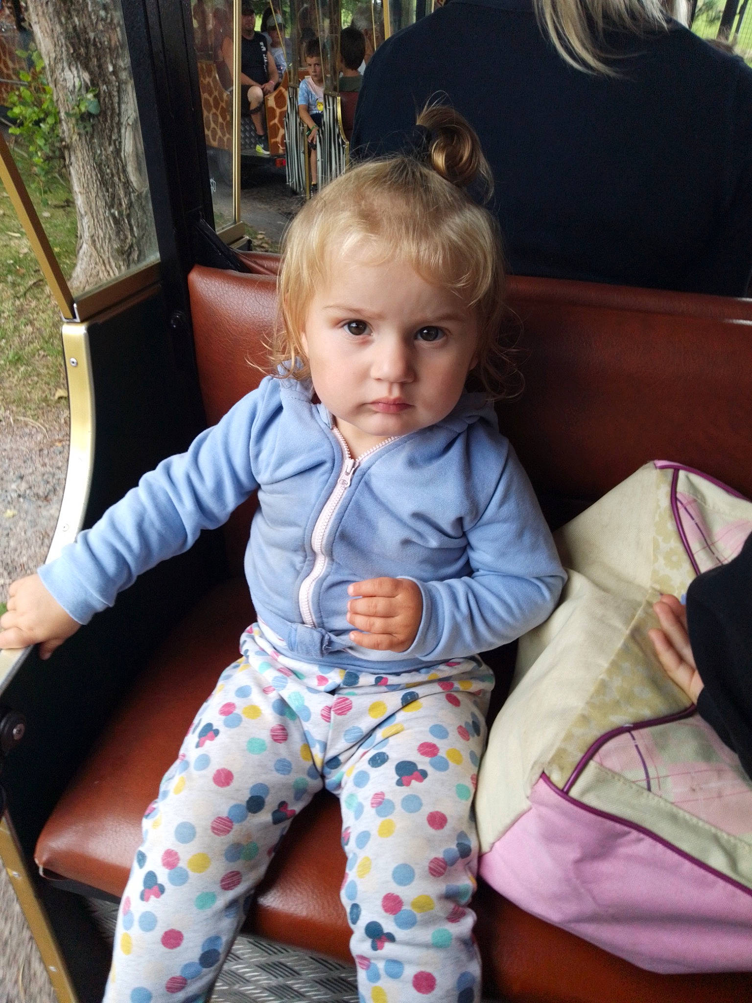 Lyana a rejoint le concours — aidez-le/la à gagner de superbes lots ! baby, baby_toddler_clothing, chair, child, comfort, event, eye, fun, happy, lap, leisure, nightwear, pajamas, pattern, person, plant, recreation, sitting, sleeve, toddler