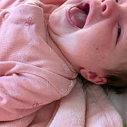 Alyss participe au concours pour gagner de l'argent avec cette photo : baby, infant, pink_clothing, blanket, lying_down, face, mouth_open, happy, skin, head, hair, toddler, cute, child, soft_texture, sleepwear, yawn, closeup, indoors, newborn