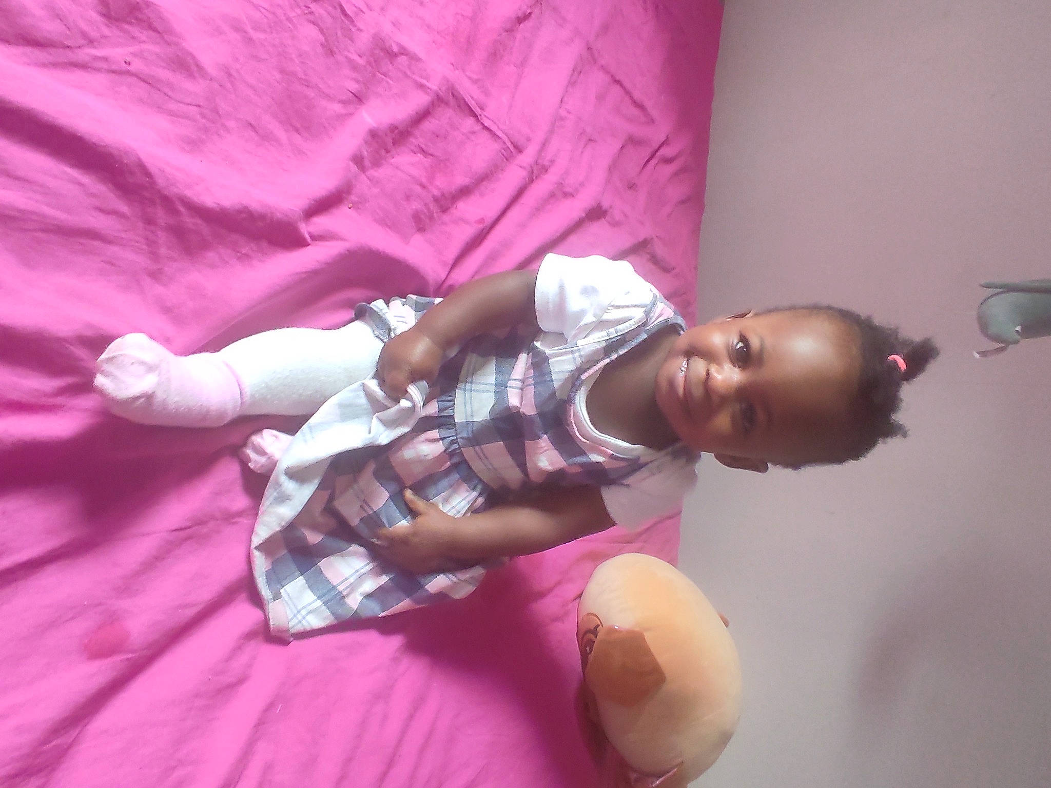 Kélyna a rejoint le concours — aidez-le/la à gagner de superbes lots ! baby, baby_products, baby_toddler_clothing, child, comfort, fun, joy, knee, linens, magenta, person, pink, purple, room, smile, thigh, toddler