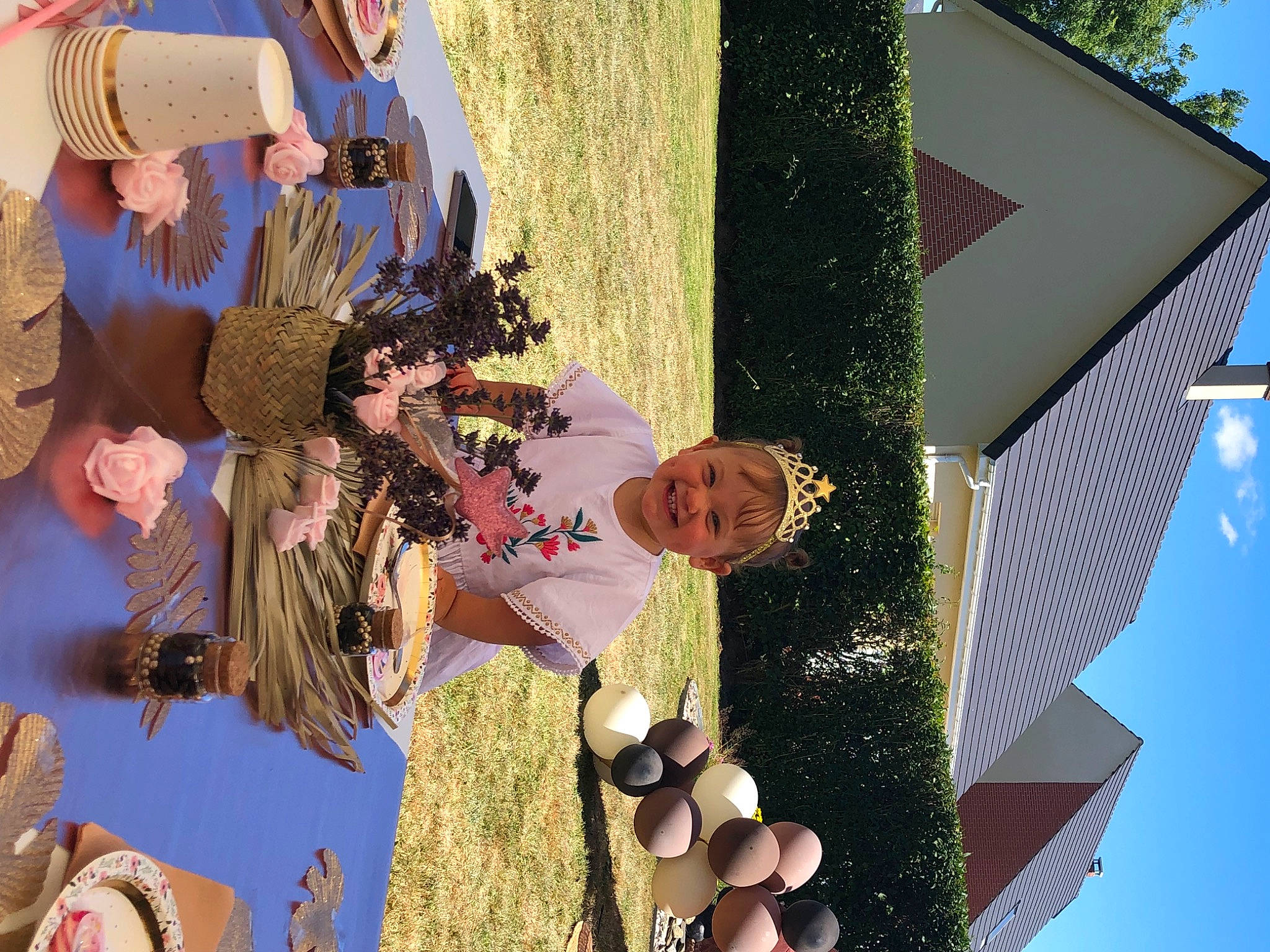 Maddy a rejoint le concours — aidez-le/la à gagner de superbes lots ! daytime, event, fun, grass, green, happy, hat, joy, leisure, person, pole, sky, spring, t_shirt, tree, yellow