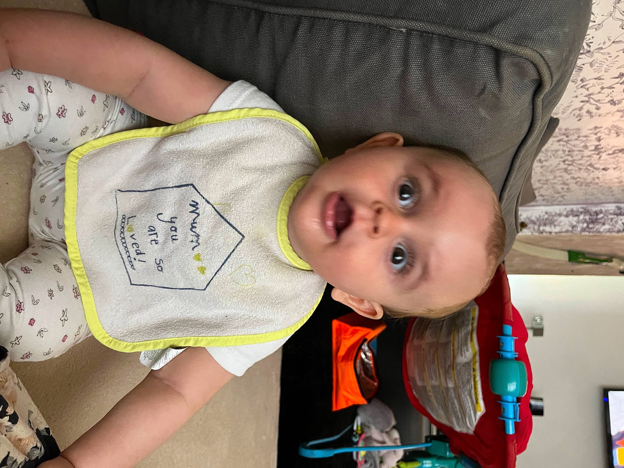 Assia participe au concours pour gagner de l'argent avec cette photo : baby, baby_products, baby_toddler_clothing, cheek, child, comfort, elbow, eye, eyelash, happy, human_body, iris, mouth, nose, organ, pattern, person, sitting, skin, sleeve