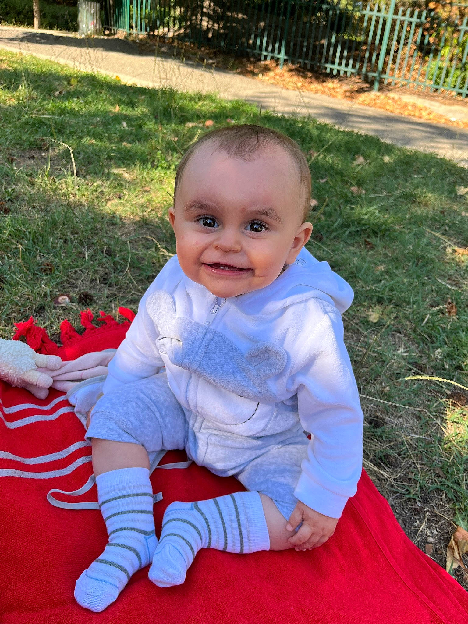 Assia participe au concours pour gagner de l'argent avec cette photo : baby, baby_toddler_clothing, botany, child, dress, electric_blue, fun, garden, grass, happy, human_body, joy, lawn, leisure, people_in_nature, person, plant, recreation, sitting, sleeve