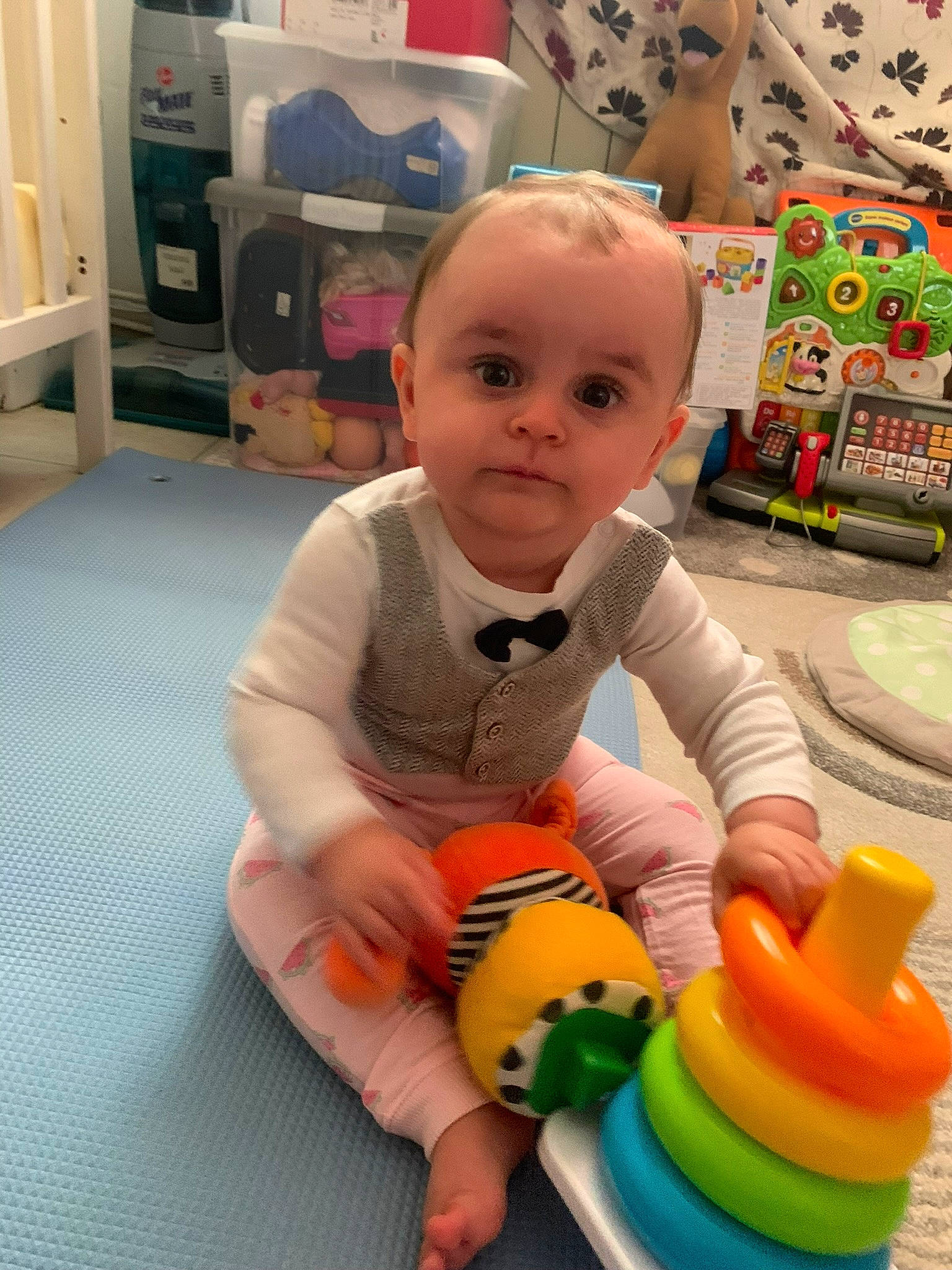 Assia participe au concours pour gagner de l'argent avec cette photo : baby, baby_playing_with_toys, baby_products, baby_toddler_clothing, baby_toys, cheek, child, flooring, fun, happy, head, orange, person, play, room, sitting, skin, smile, toddler, toy