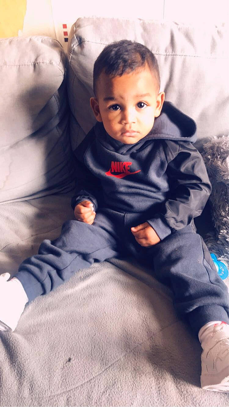 Kais a rejoint le concours — aidez-le/la à gagner de superbes lots ! baby, cheek, child, cool, eye, male, outerwear, person, sitting, skin, sleeve, smile, toddler