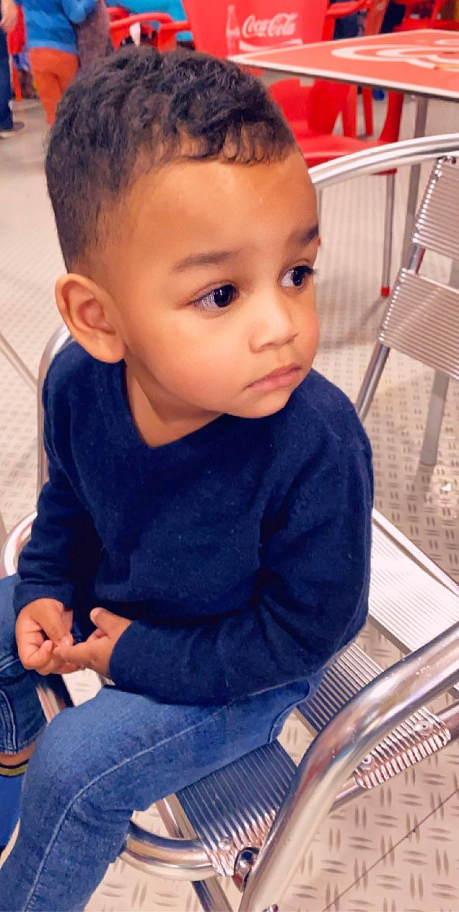 Kais participe au concours pour gagner de l'argent avec cette photo : baby, black_hair, cheek, child, child_model, chin, face, forehead, hair, hairstyle, head, male, nose, person, sitting, skin, smile, toddler