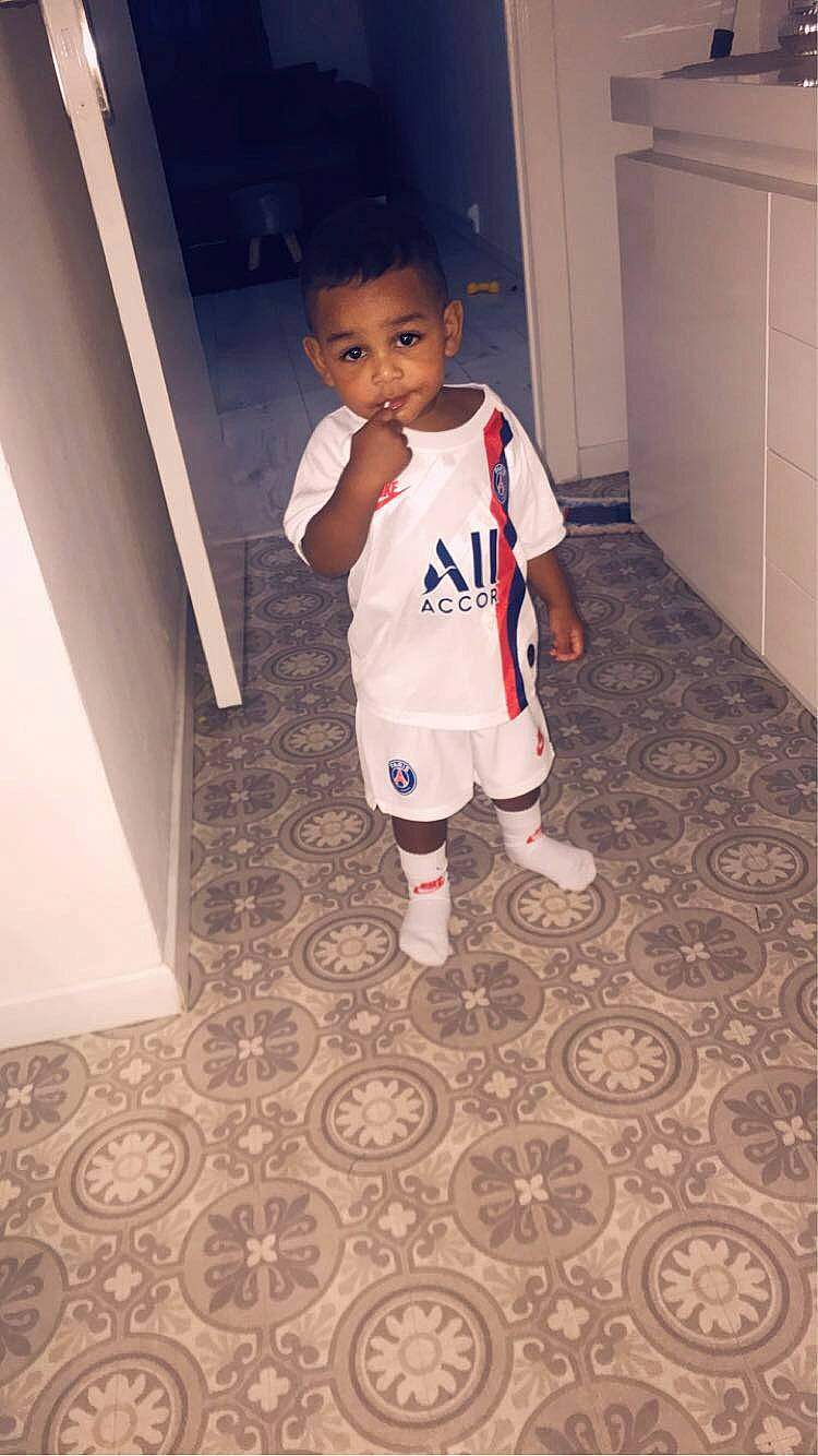 Kais a rejoint le concours — aidez-le/la à gagner de superbes lots ! baby, child, floor, flooring, footwear, person, play, room, shoe, skin, standing, toddler