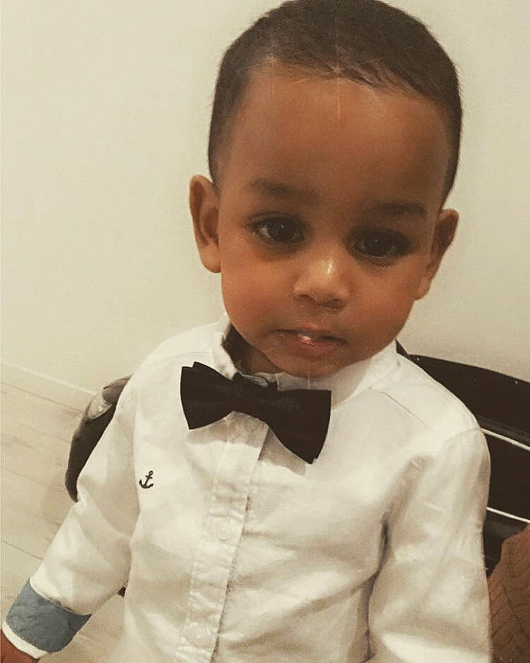 Kais a rejoint le concours — aidez-le/la à gagner de superbes lots ! bow_tie, child, dress_shirt, forehead, formal_wear, gentleman, hair, hairstyle, outerwear, person, suit, tie, toddler, tuxedo