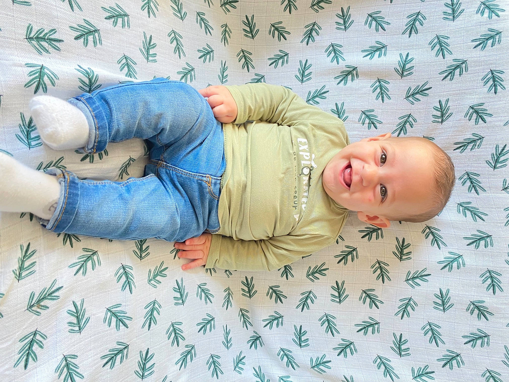 Eden participe au concours pour gagner de l'argent avec cette photo : baby, baby_safety, baby_sleeping, baby_toddler_clothing, bed, bedding, bedtime, child, comfort, flooring, green, happy, linens, pattern, person, room, sleeve, smile, textile, toddler