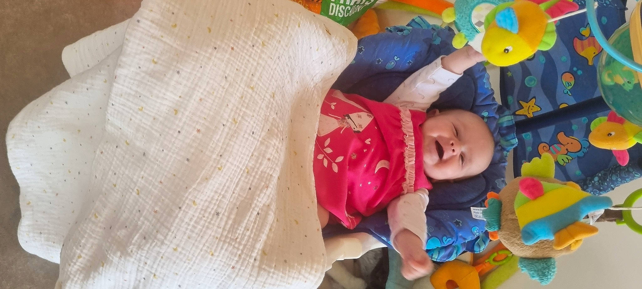 Lara a rejoint le concours — aidez-le/la à gagner de superbes lots ! baby, baby_products, baby_toddler_clothing, baby_toys, child, comfort, fun, happy, leisure, linens, magenta, pattern, person, play, room, sleeve, smile, textile, toddler, toy