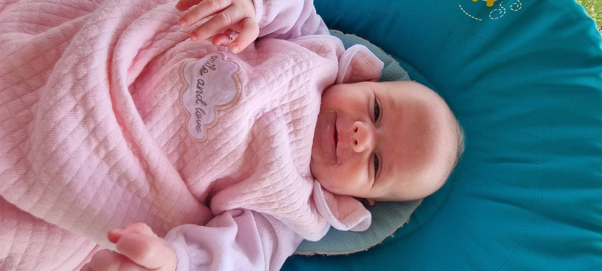 Lara participe au concours pour gagner de l'argent avec cette photo : baby, baby_toddler_clothing, cheek, chin, comfort, eye, face, finger, head, headgear, iris, linens, lip, mouth, nose, person, pink, product, skin, textile