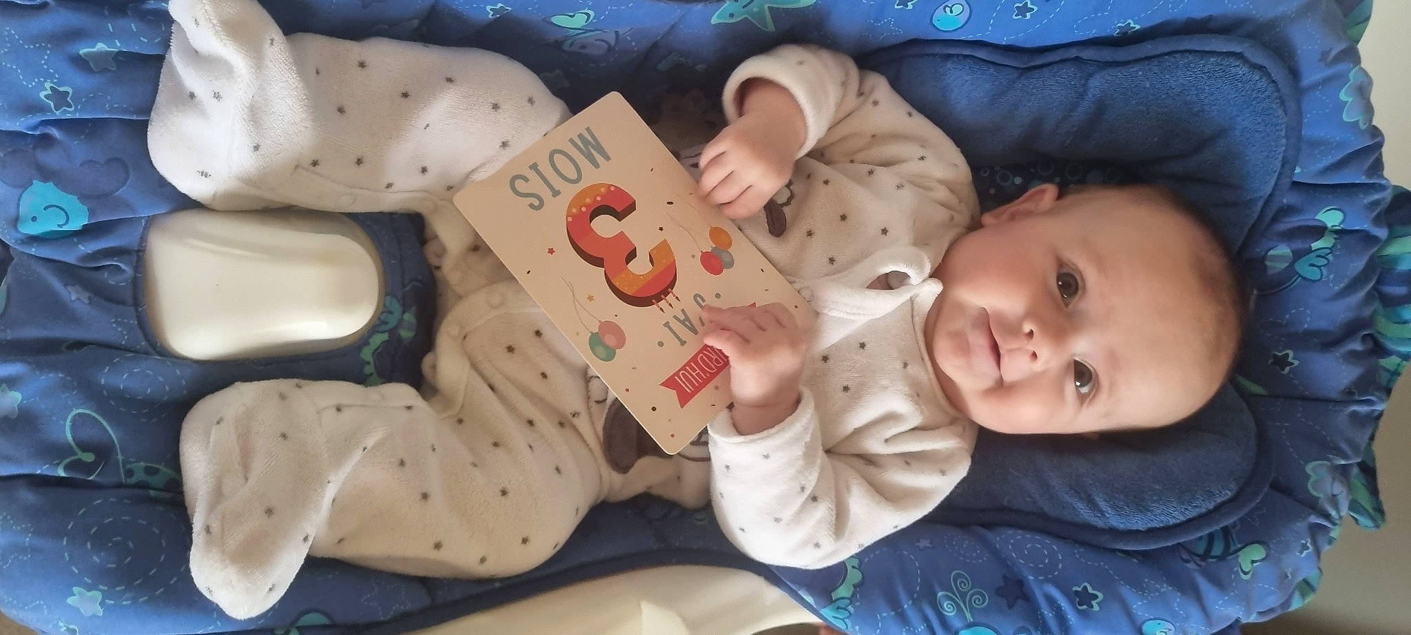 Lara participe au concours pour gagner de l'argent avec cette photo : baby, baby_products, baby_toddler_clothing, beauty, cheek, child, comfort, facial_expression, linens, mammal, mouth, nose, organ, person, product, skin, smile, snapshot, textile, toddler