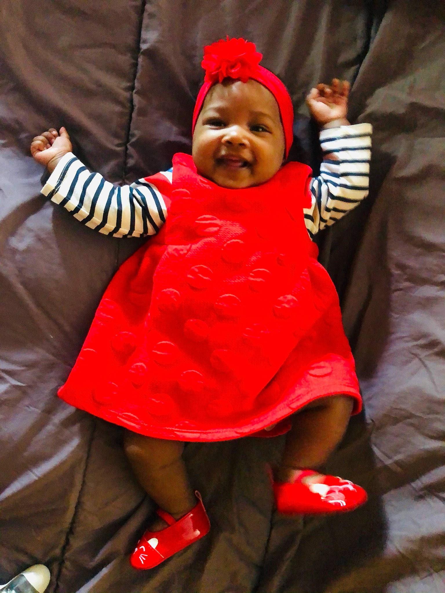 Khalycia participe au concours pour gagner de l'argent avec cette photo : child, christmas, fictional_character, headwear, person, red, toddler