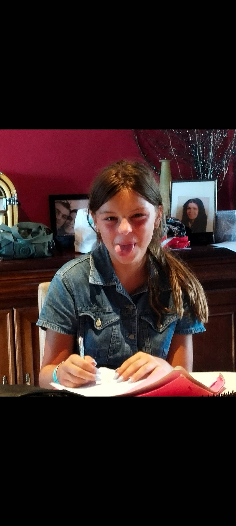 Maeva a rejoint le concours — aidez-le/la à gagner de superbes lots ! blurred, chair, couch, employment, event, eyewear, fun, hair, job, joy, learning, office_supplies, pen, person, picture_frame, reading, room, sitting, t_shirt, table