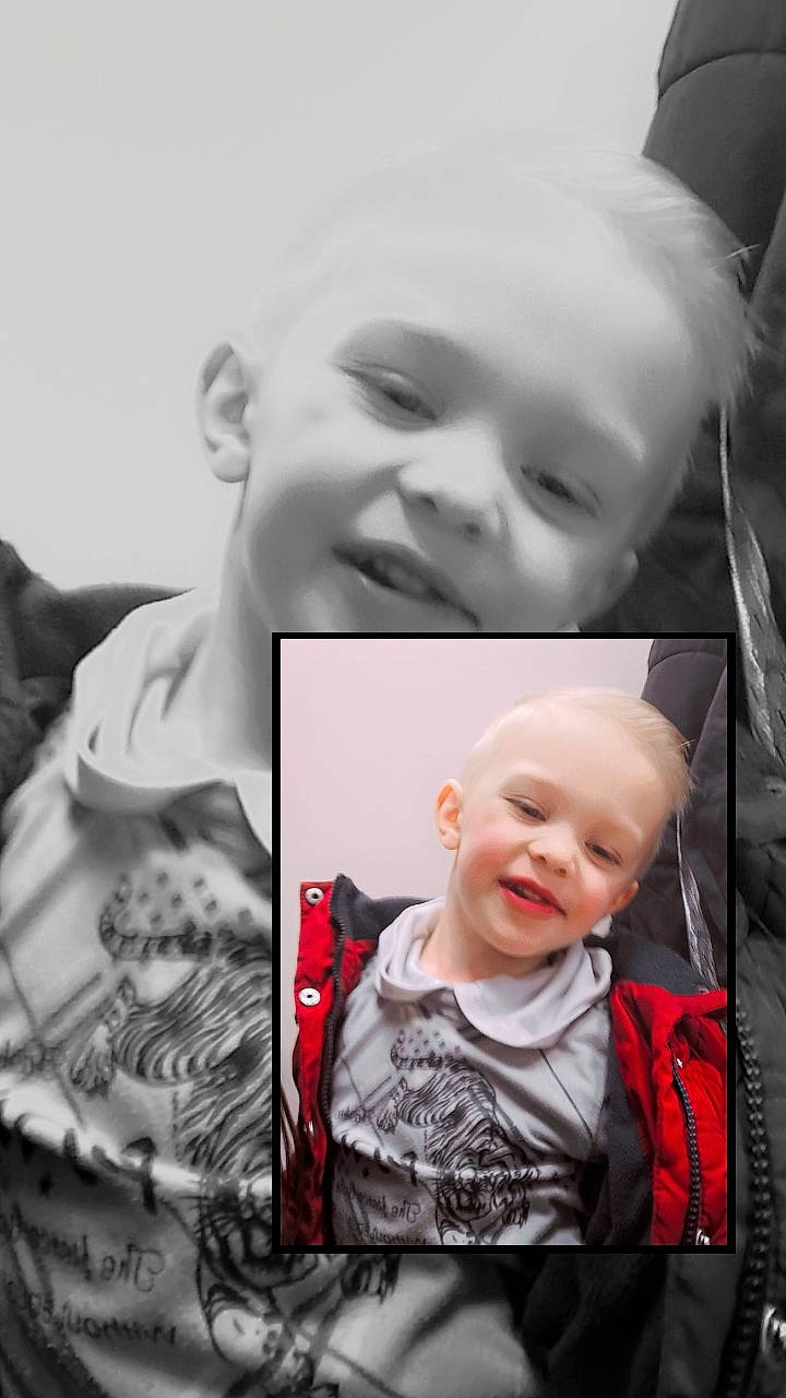 Téo participe au concours pour gagner de l'argent avec cette photo : black, cheek, chin, eyebrow, facial_expression, flash_photography, hairstyle, happy, human, iris, lip, mouth, nose, organ, outerwear, person, photograph, product, skin, sleeve