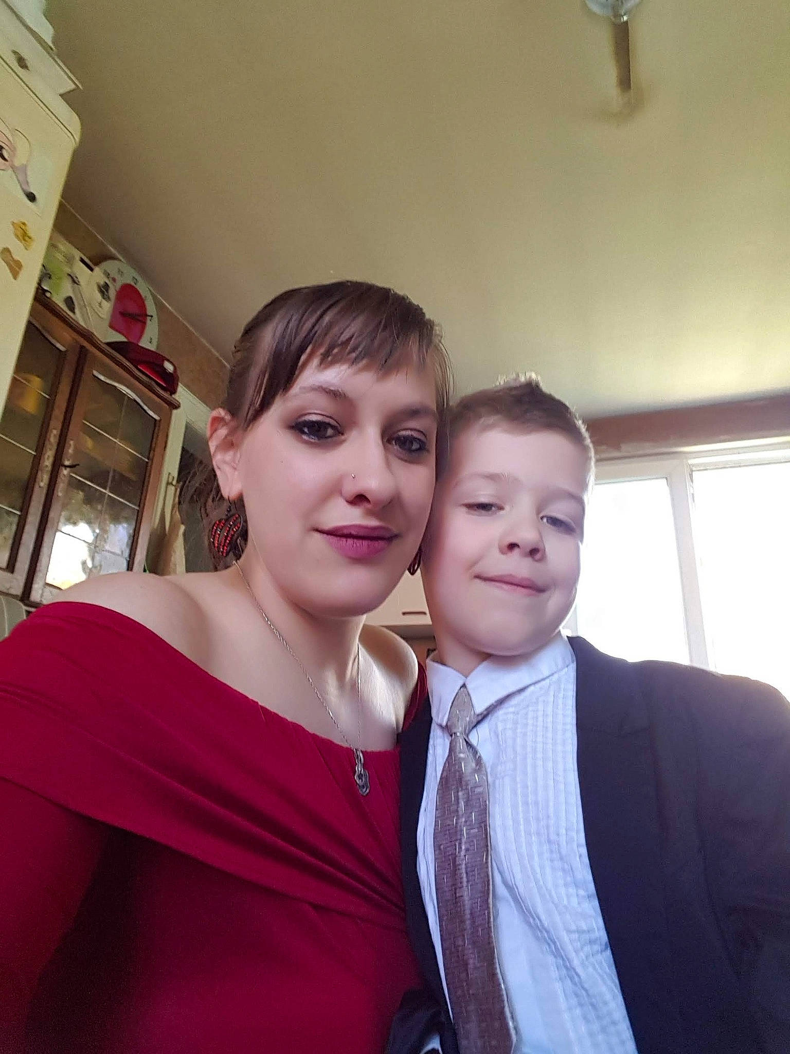 Noa participe au concours pour gagner de l'argent avec cette photo : clothing, dress_shirt, event, eyebrow, fashion, fashion_design, formal_wear, fun, gesture, gown, hairstyle, happy, jewellery, joy, long_hair, magenta, outerwear, person, shoulder, smile