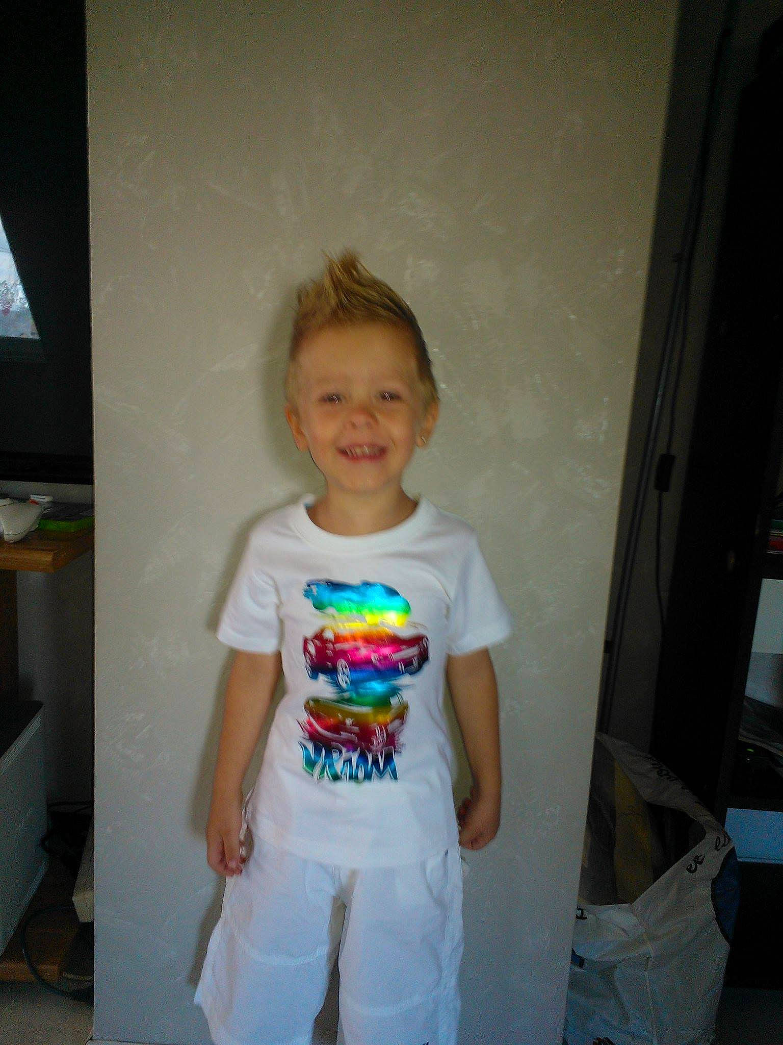 Noa participe au concours pour gagner de l'argent avec cette photo : baby_toddler_clothing, child, denim, electric_blue, facial_expression, fun, happy, joy, pajamas, pattern, person, room, shoulder, sleeve, smile, sportswear, standing, t_shirt, toddler, top