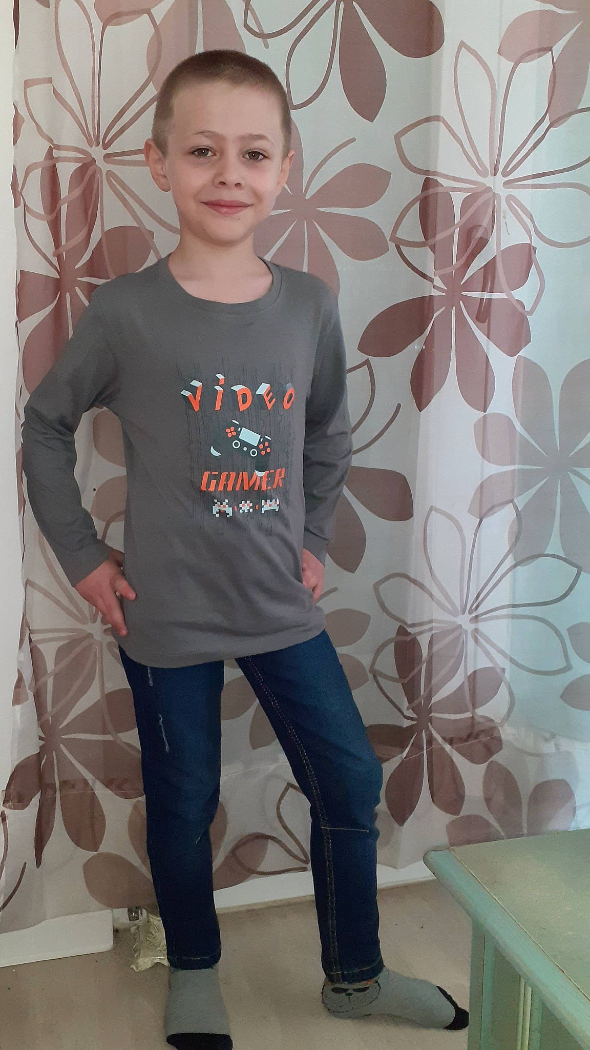 Grégory a rejoint le concours — aidez-le/la à gagner de superbes lots ! beauty, black, cool, denim, fashion_design, flash_photography, hairstyle, happy, jeans, joint, joy, neck, pattern, person, shoulder, sleeve, smile, standing, t_shirt, textile