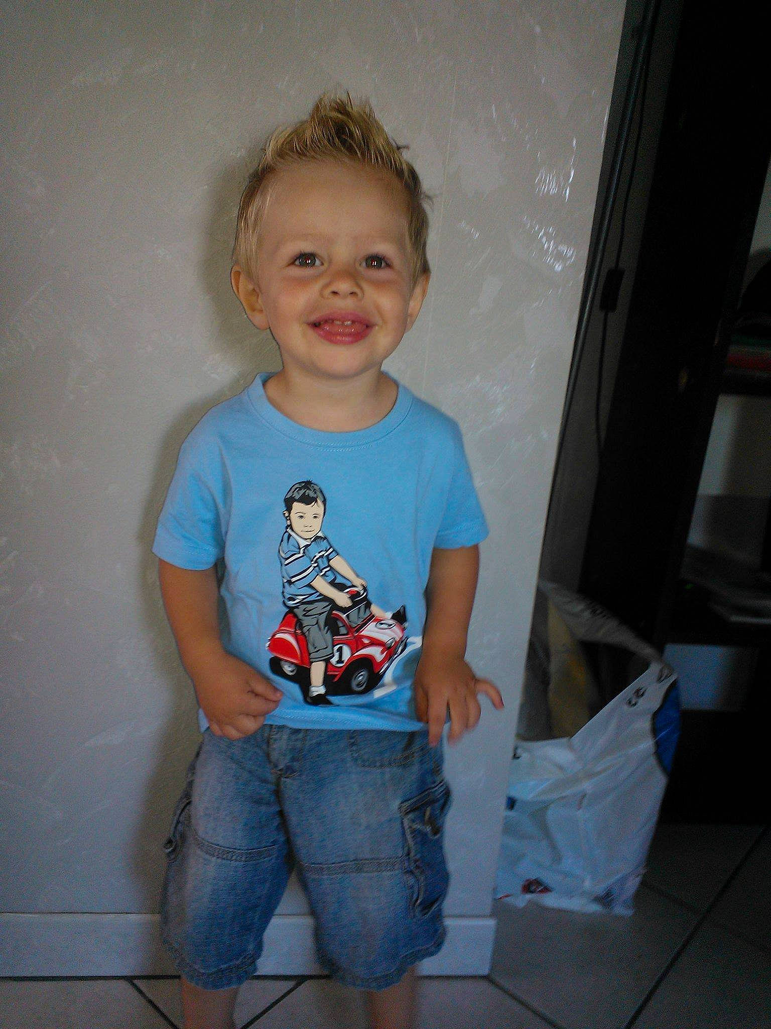 Grégory participe au concours pour gagner de l'argent avec cette photo : baby_toddler_clothing, clothing, cool, denim, electric_blue, fun, happy, head, human_body, joint, joy, person, shorts, shoulder, sleeve, smile, standing, t_shirt, thigh, toddler